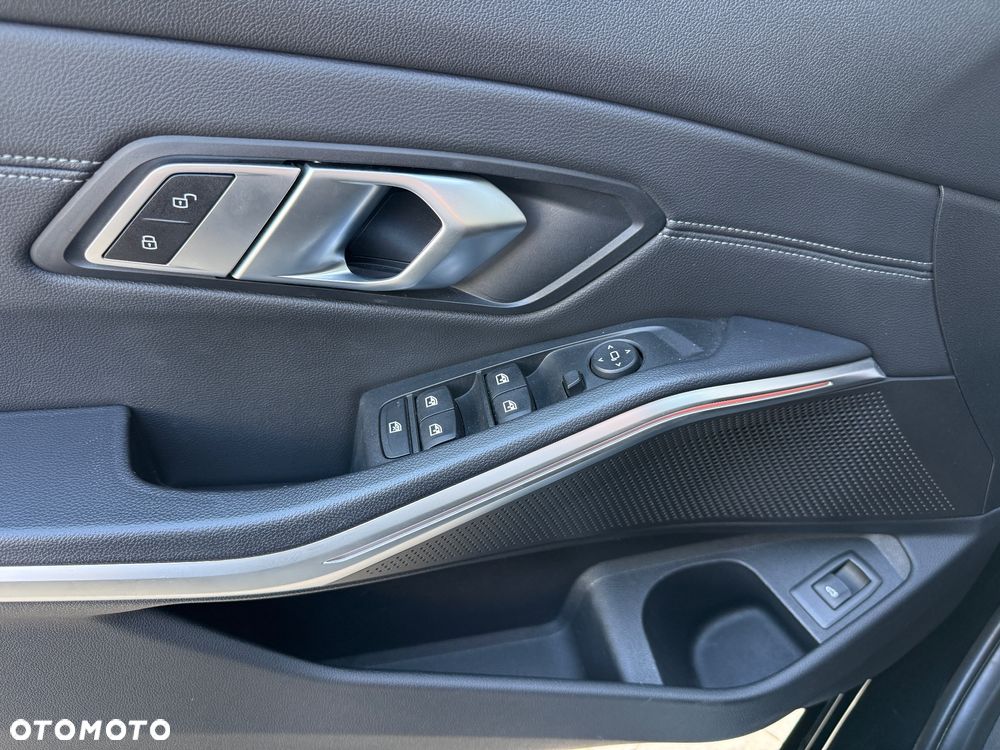 BMW Seria 3 320d Sport Line - 31