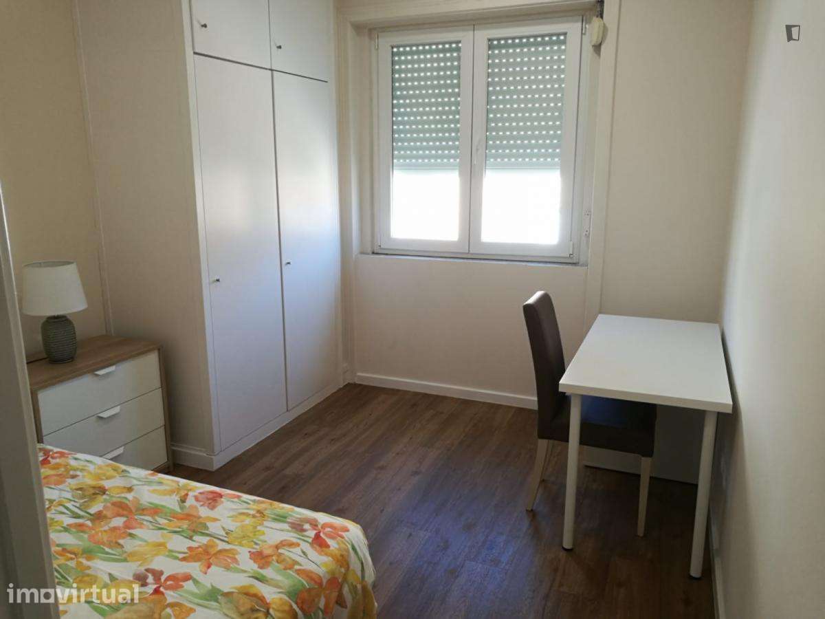 Quarto - localizado em Paranhos Porto - Grande imagem: 3/15