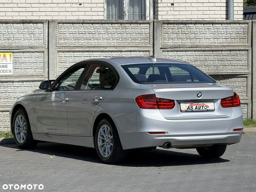 BMW Seria 3 320i Sport Line - 40