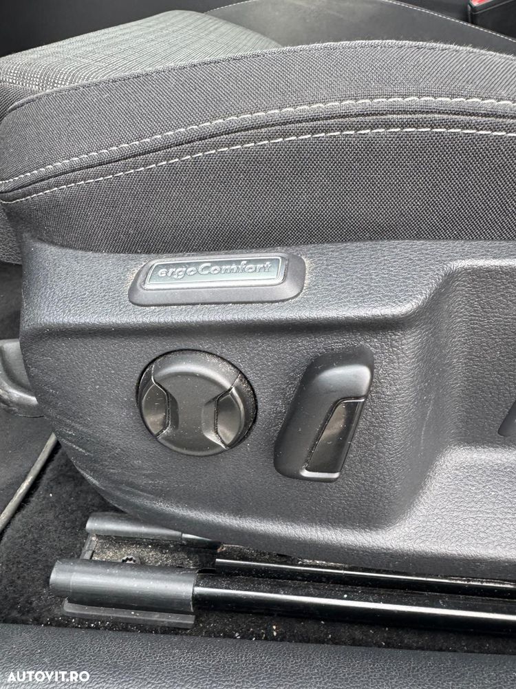 Volkswagen Passat 2.0 TDI SCR DSG Business - 33