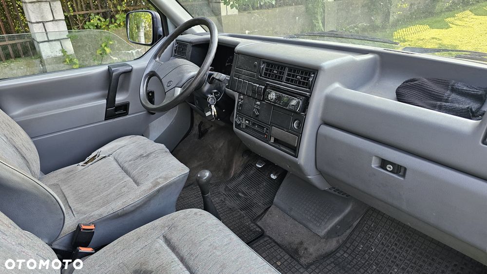 Volkswagen Caravelle - 7