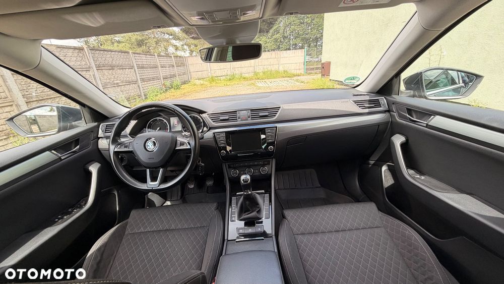 Skoda Superb 2.0 TDI Premium Edition - 37