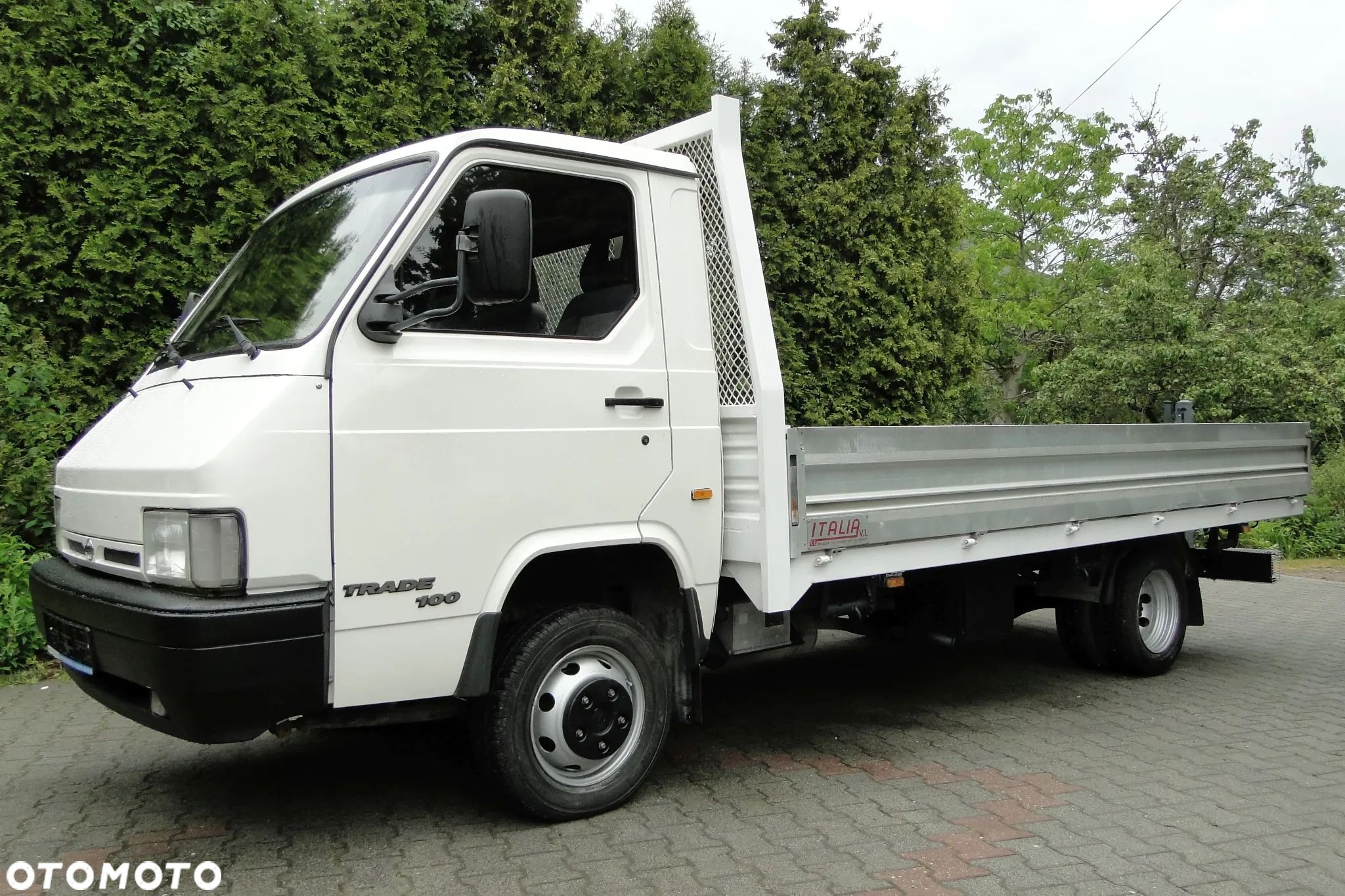 Nissan TRADE - 1