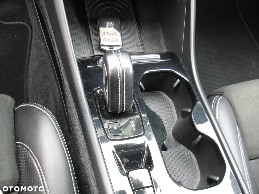 Volvo XC 40 D4 AWD Geartronic R-Design - 16