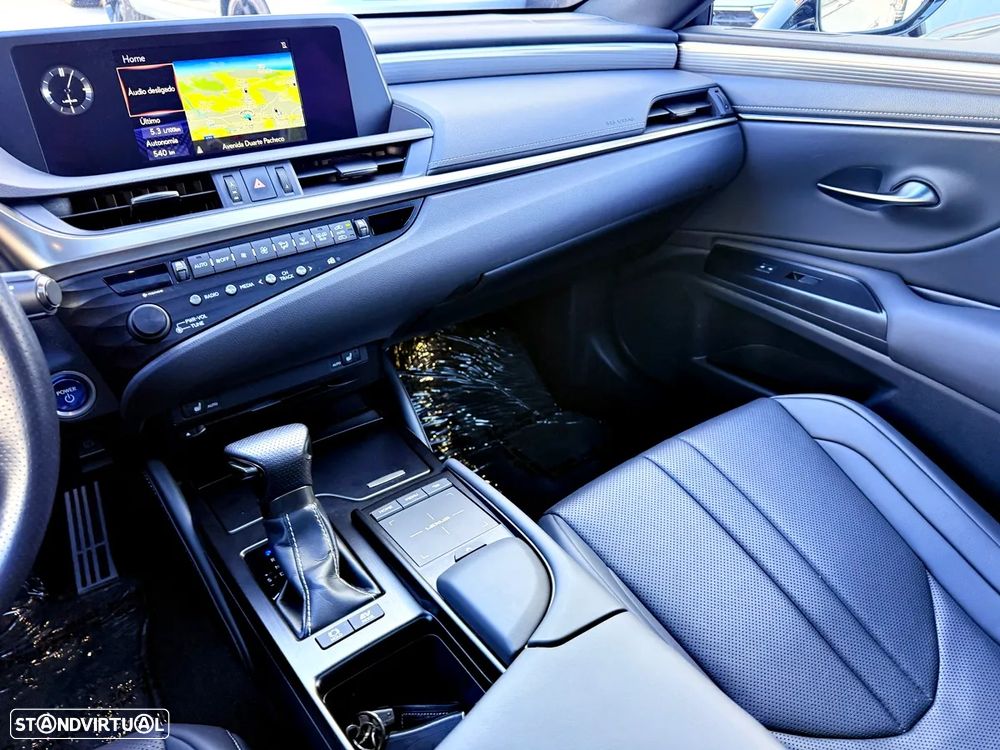 Lexus ES 300h - 17