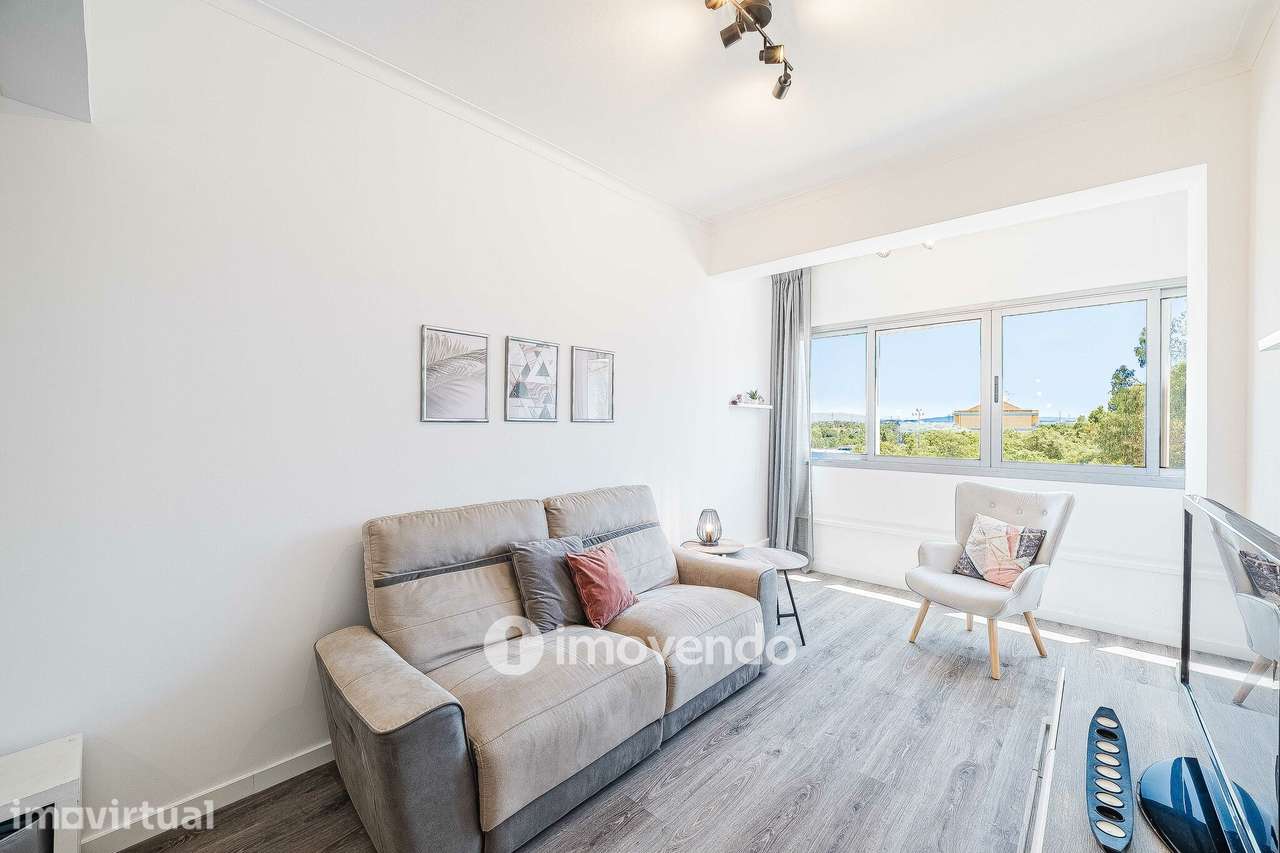 Apartamento T2 totalmente remodelado, nos Foros da Amora - Grande imagem: 2/41