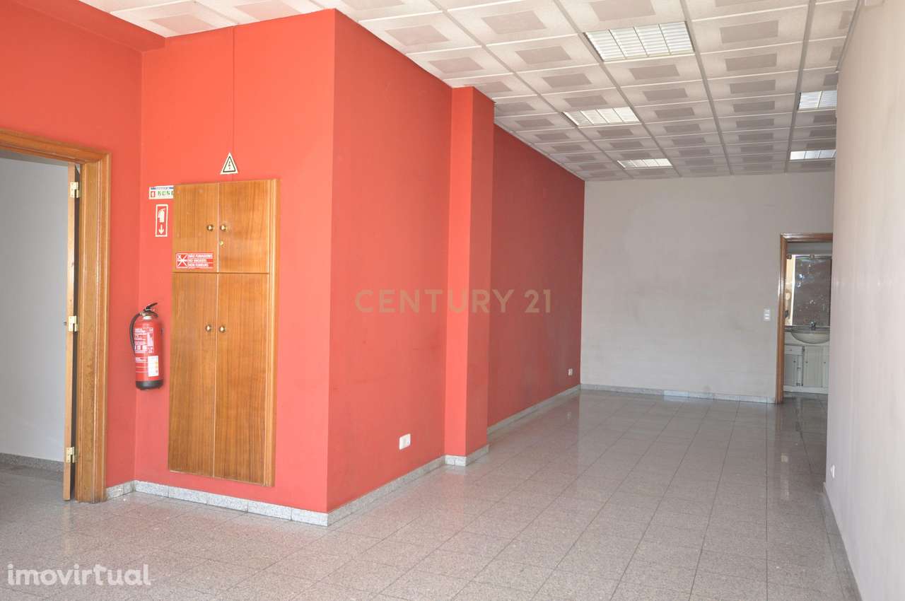 Loja Comercial no Carregado – Localização Estratégica e Boa Visibilida - Grande imagem: 5/10