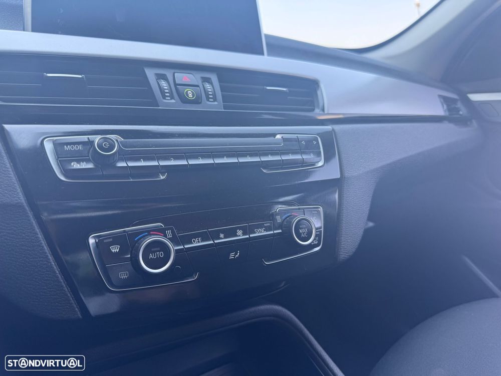 BMW X1 25 e xDrive Corporate Edition - 12