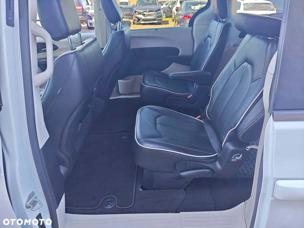 Chrysler Pacifica - 16