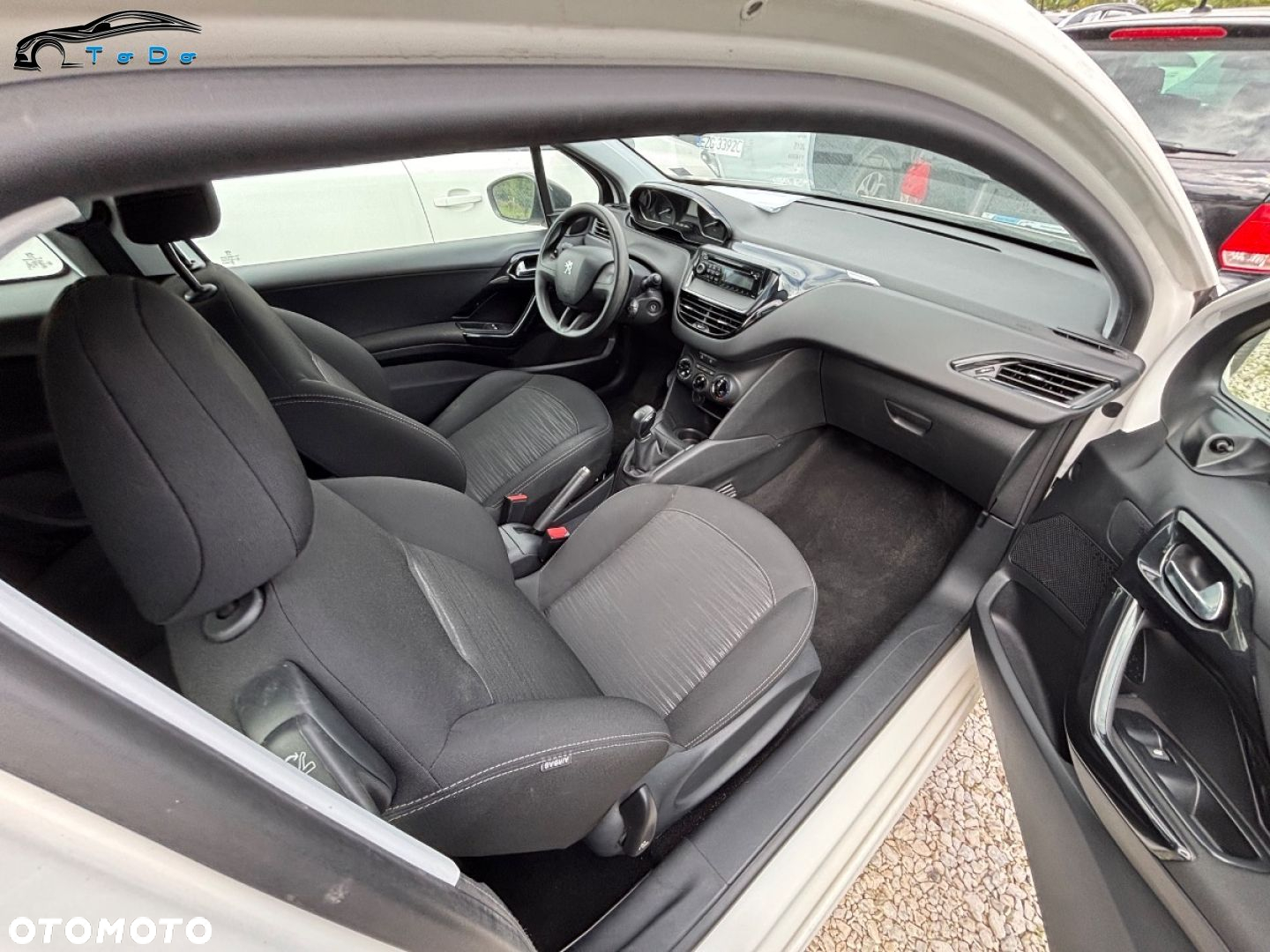 Peugeot 208 - 18