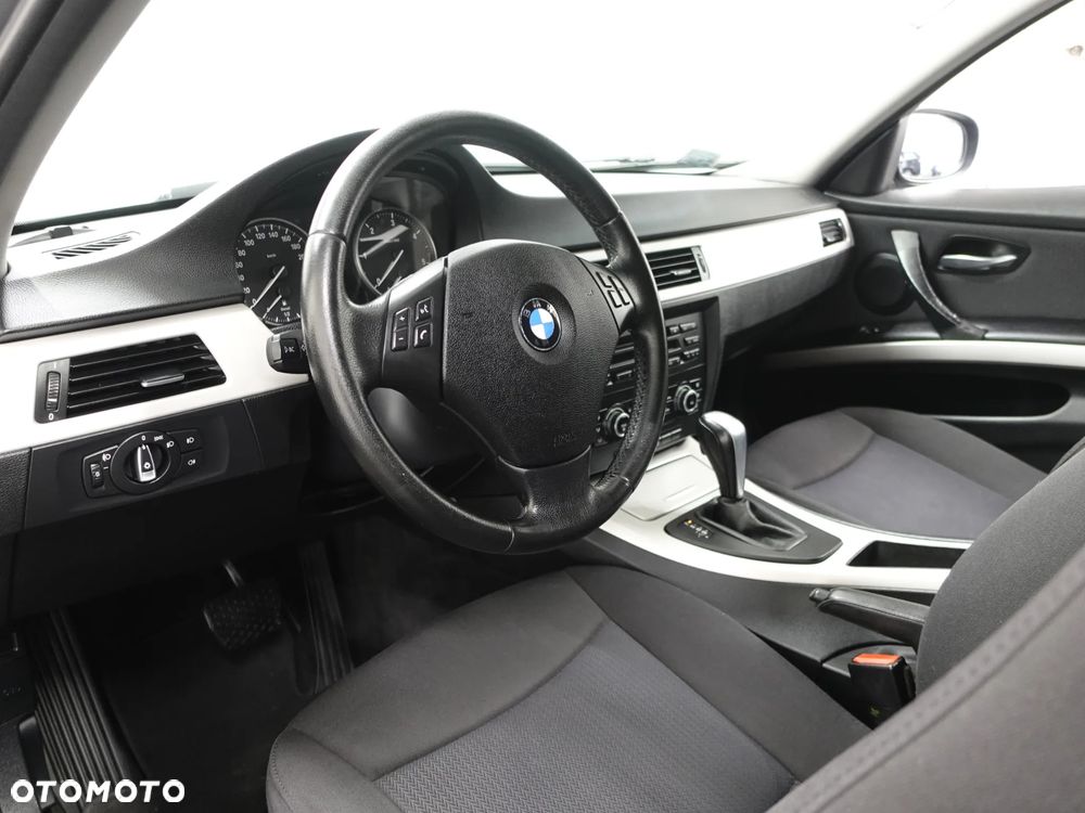 BMW Seria 3 320d xDrive DPF - 19