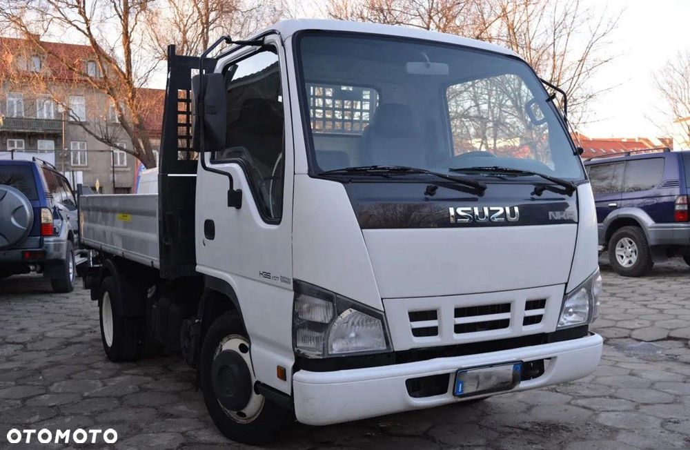 Isuzu NKR - 1