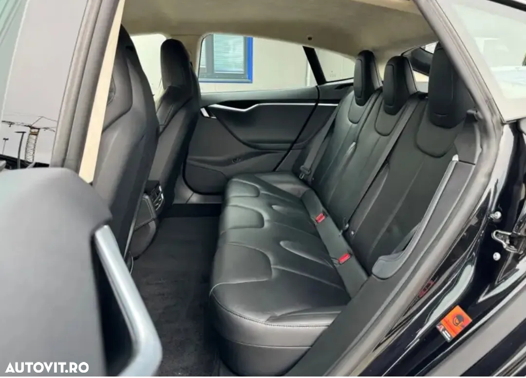 Tesla Model S - 8