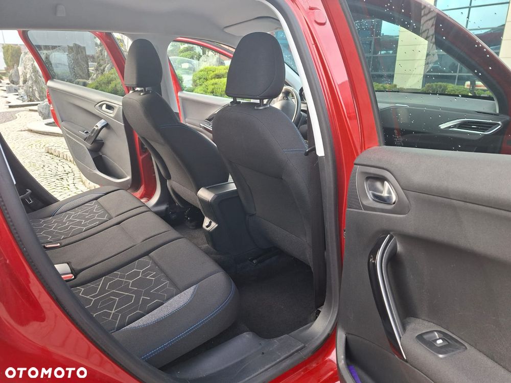 Peugeot 2008 1.2 Pure Tech GPF Signature S&S - 6