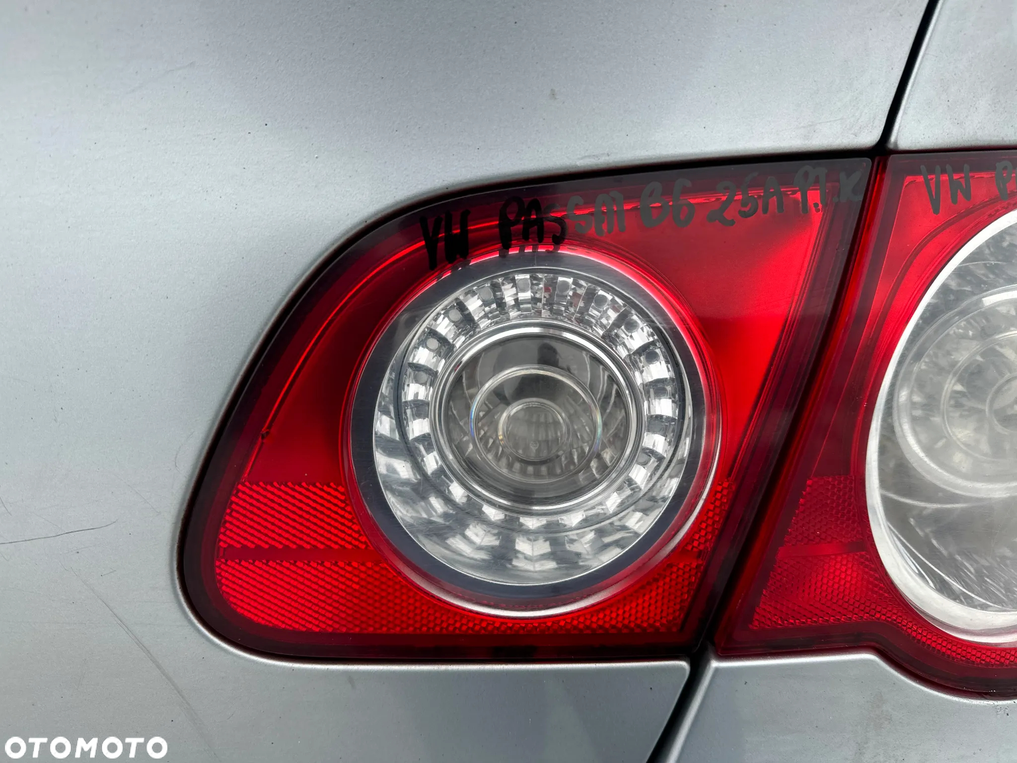 VW PASSAT B6 LAMPA PRAWY TYŁ PRAWA TYLNA Z KLAPY W KLAPĘ - 2