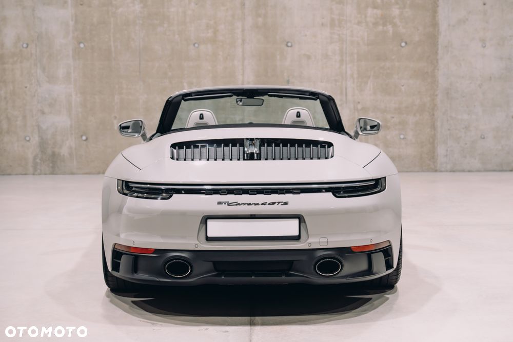 Porsche 911 Carrera 4 GTS - 12