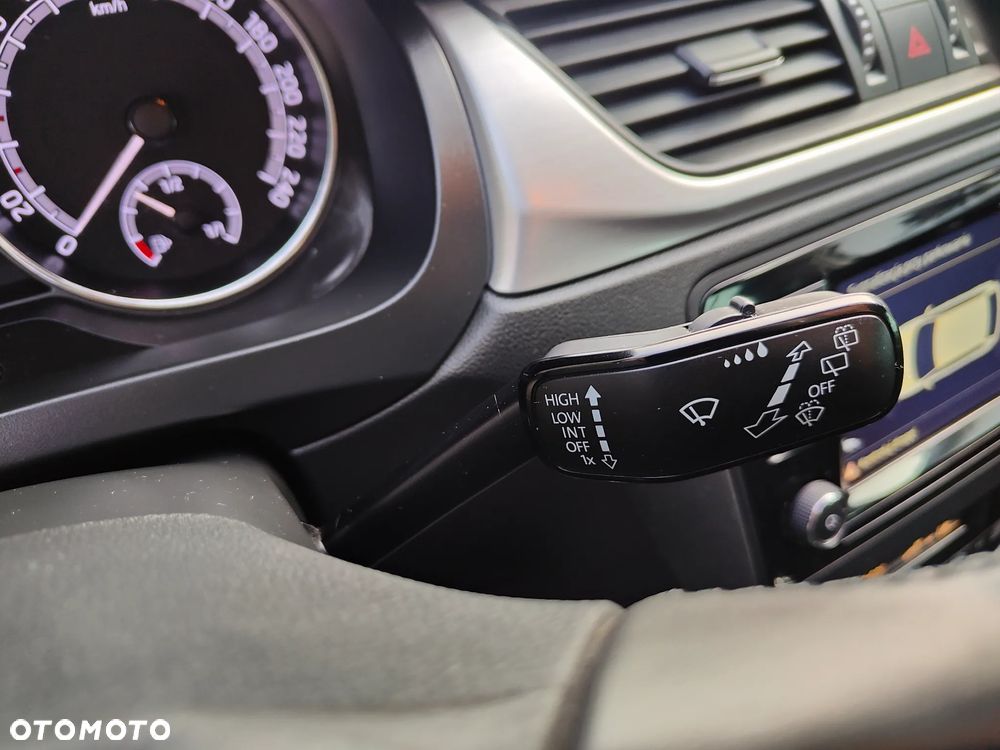 Skoda RAPID Spb 1.0 TSI Drive - 24