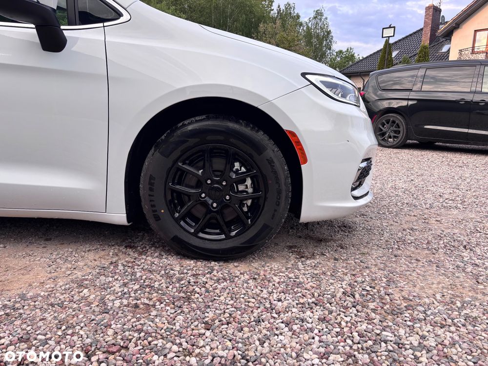 Chrysler Pacifica - 12