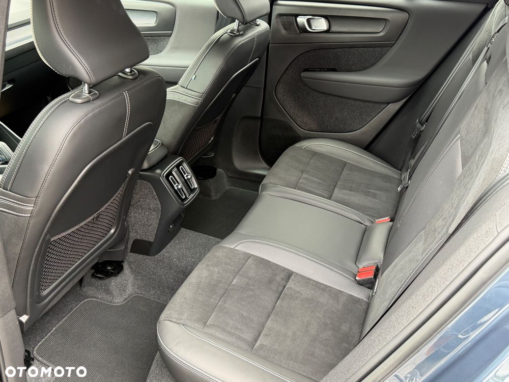 Volvo XC 40 B3 B DKG Ultra Dark - 15