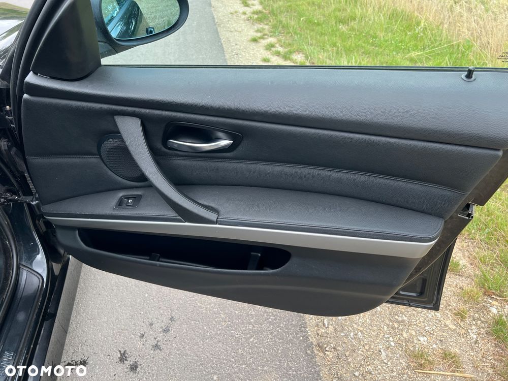 BMW Seria 3 320d DPF Touring - 23