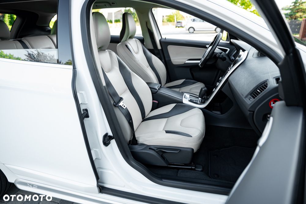 Volvo XC 60 D5 AWD Geartronic Momentum - 25