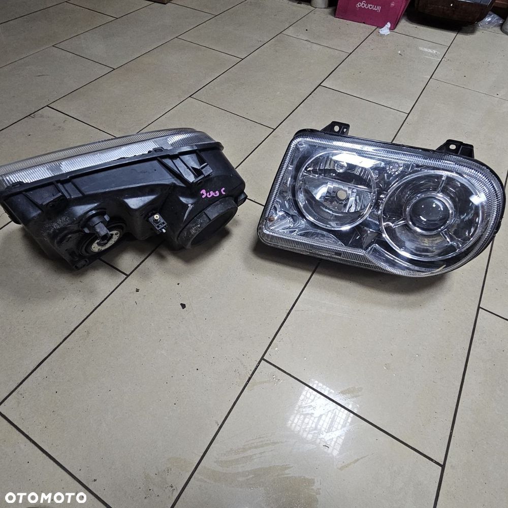 Lampa przednia  / Lampy przednie / przód prawa lewa / Chrysler 300 C - 6