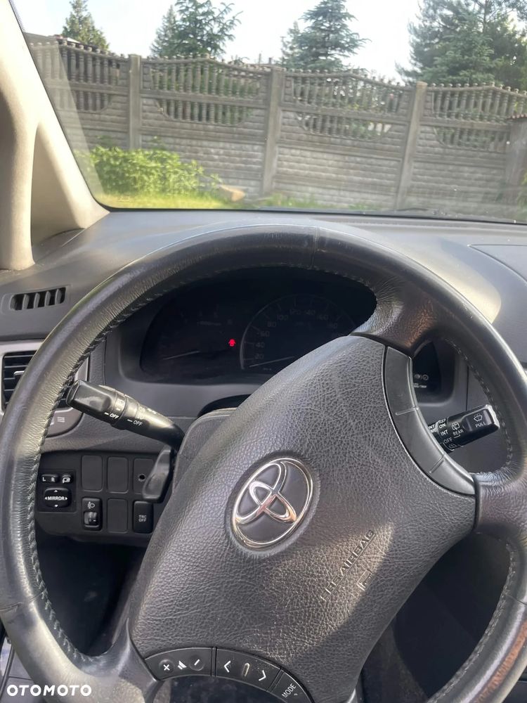 Toyota Avensis Verso D-4D - 14