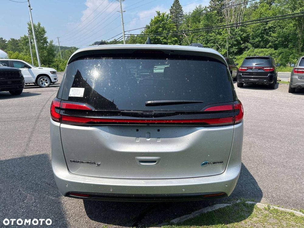 Chrysler Pacifica - 4