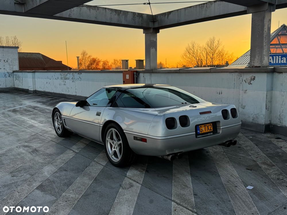 Chevrolet Corvette - 12