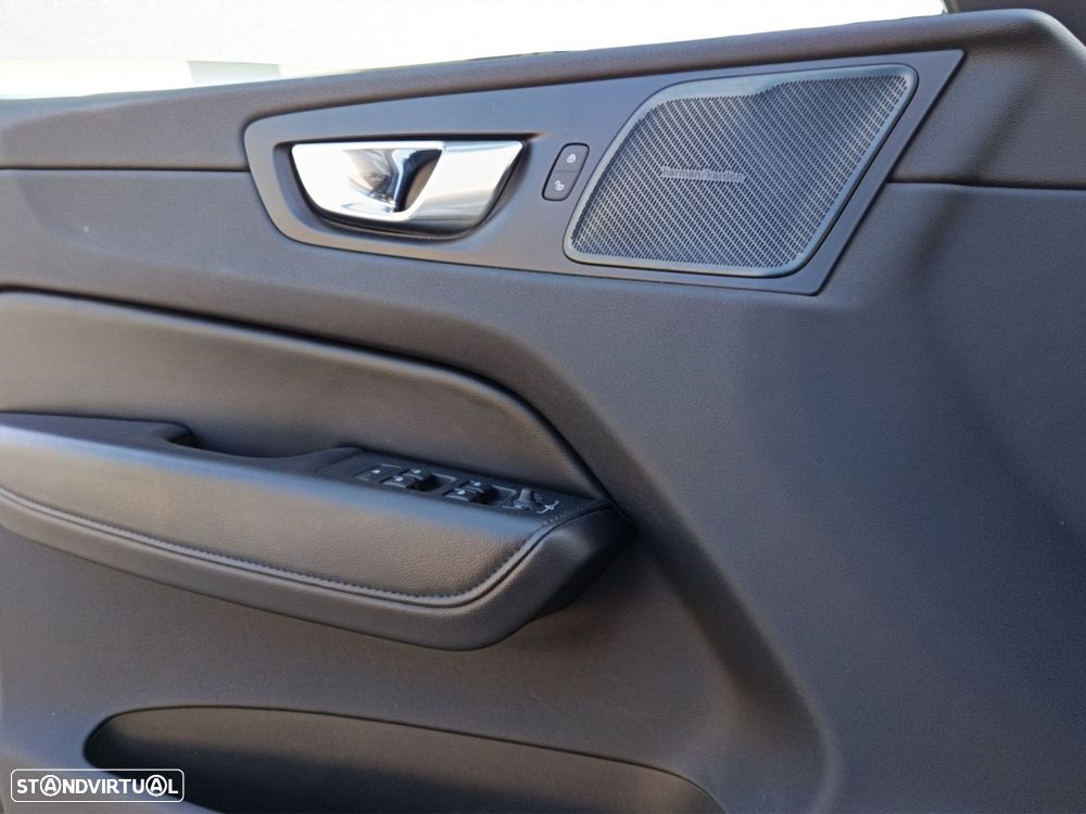 Volvo XC 60 2.0 B4 Momentum Plus Geartronic - 34