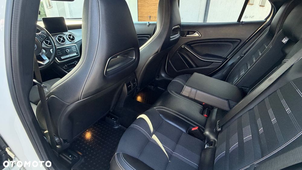 Mercedes-Benz GLA - 12