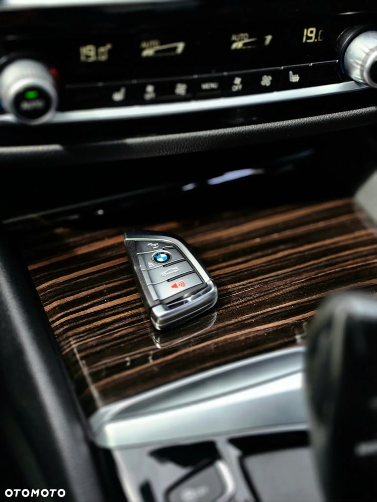 BMW Seria 5 520i Sport Line - 32