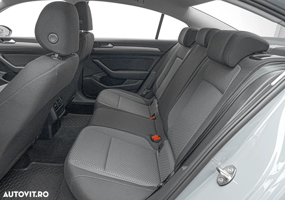 Volkswagen Passat 2.0 TDI DSG Trendline - 16