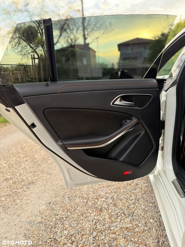Mercedes-Benz CLA 200 7G-DCT Orange Art Edition - 30