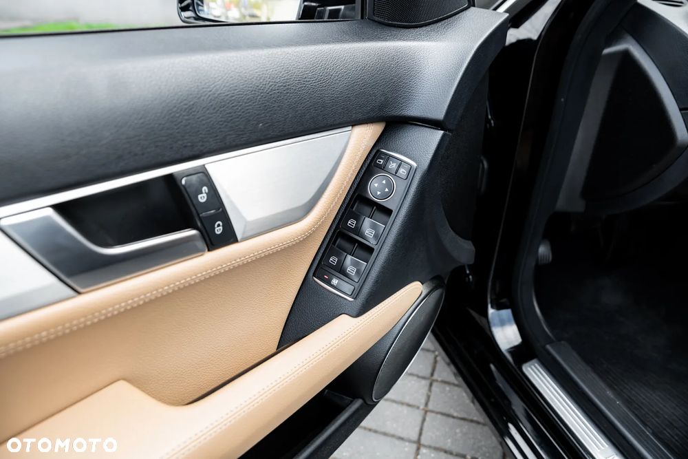 Mercedes-Benz Klasa C 250 CDI DPF Automatik BlueEFFICIENCY Special Edition - 33