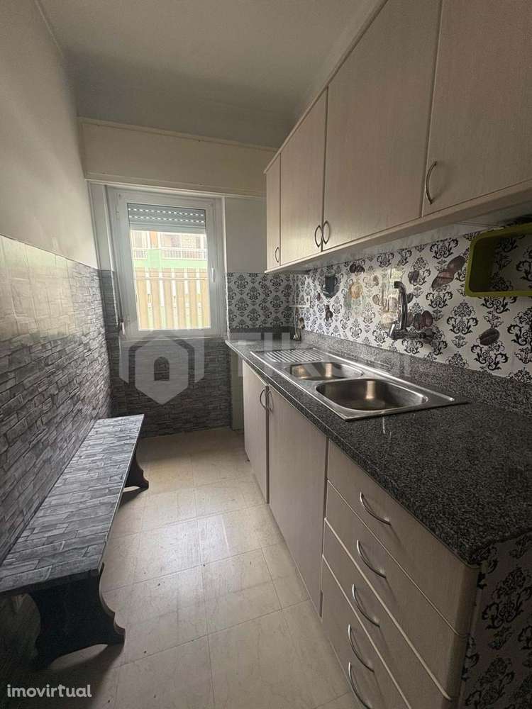 Oportunidade em Linda-a-Velha: Apartamento T1 com Enorme Potencial! - Grande imagem: 3/12