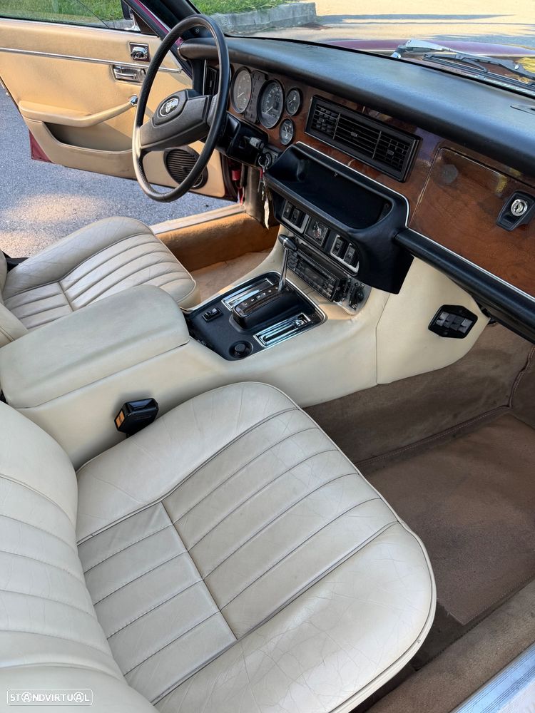Jaguar XJ - 12