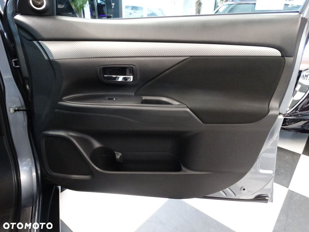 Mitsubishi Outlander - 15