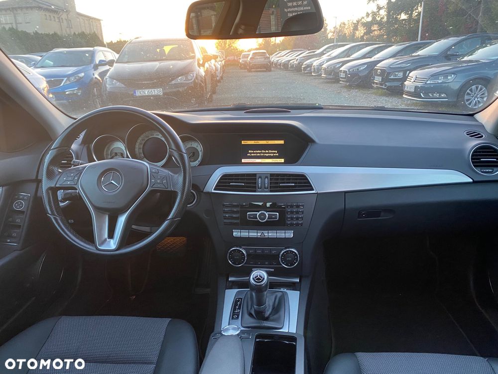 Mercedes-Benz Klasa C 180 CGI Automatik BlueEFFICIENCY Avantgarde - 31