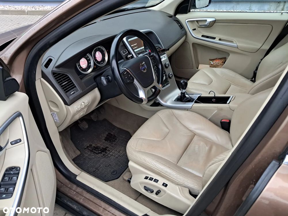 Volvo XC 60 D5 AWD Momentum - 9