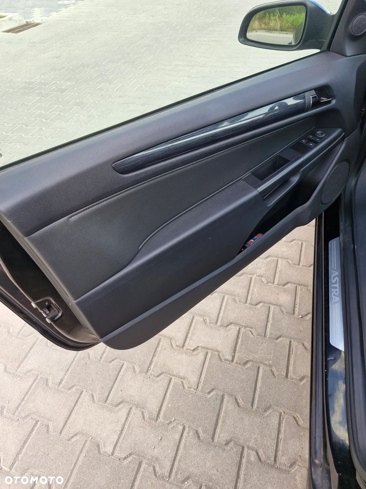 Opel Astra III GTC 2.0 T Cosmo - 19