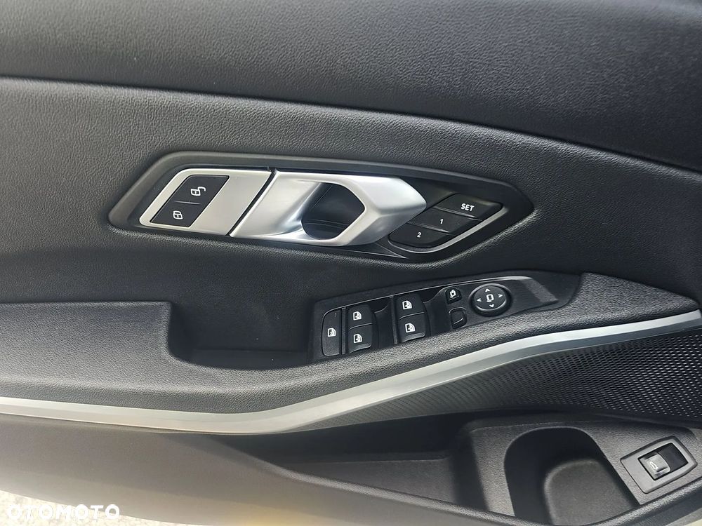 BMW Seria 3 330i - 11