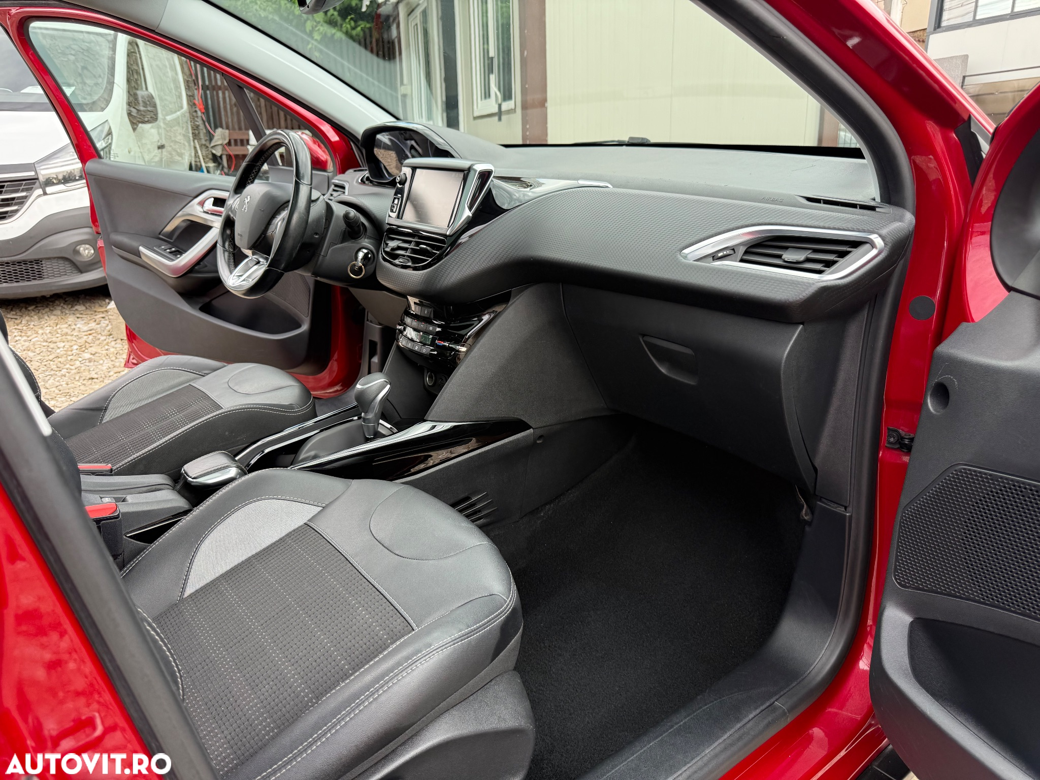 Peugeot 2008 1.2 PureTech Turbo EAT6 S&S Allure - 24