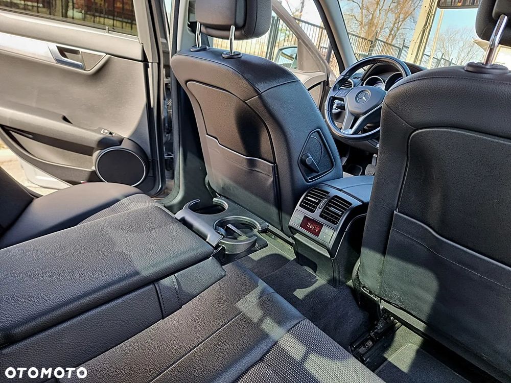 Mercedes-Benz Klasa C 180 CGI BlueEFFICIENCY Avantgarde - 8
