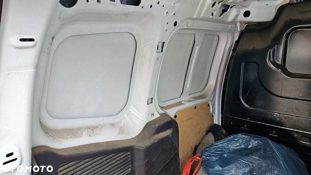 Ford Transit Courier - 17