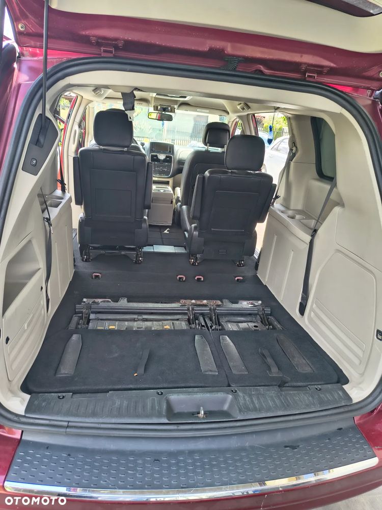Chrysler Town & Country - 28
