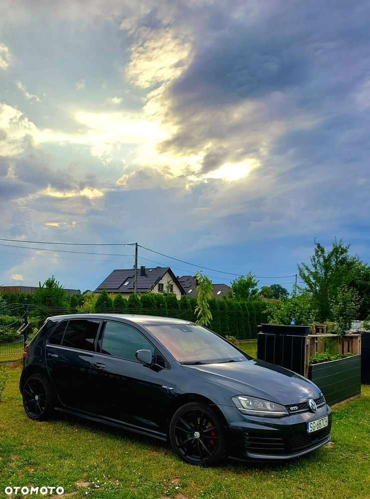 Volkswagen Golf - 1