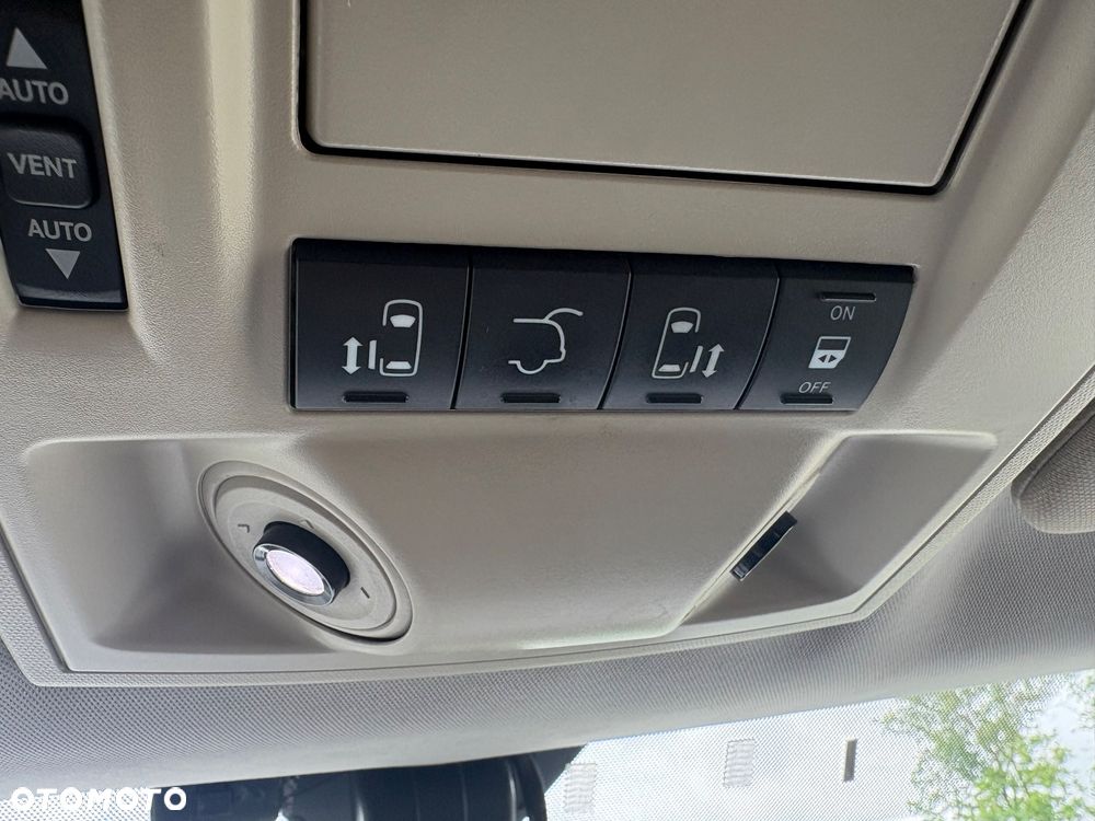Chrysler Town & Country - 13
