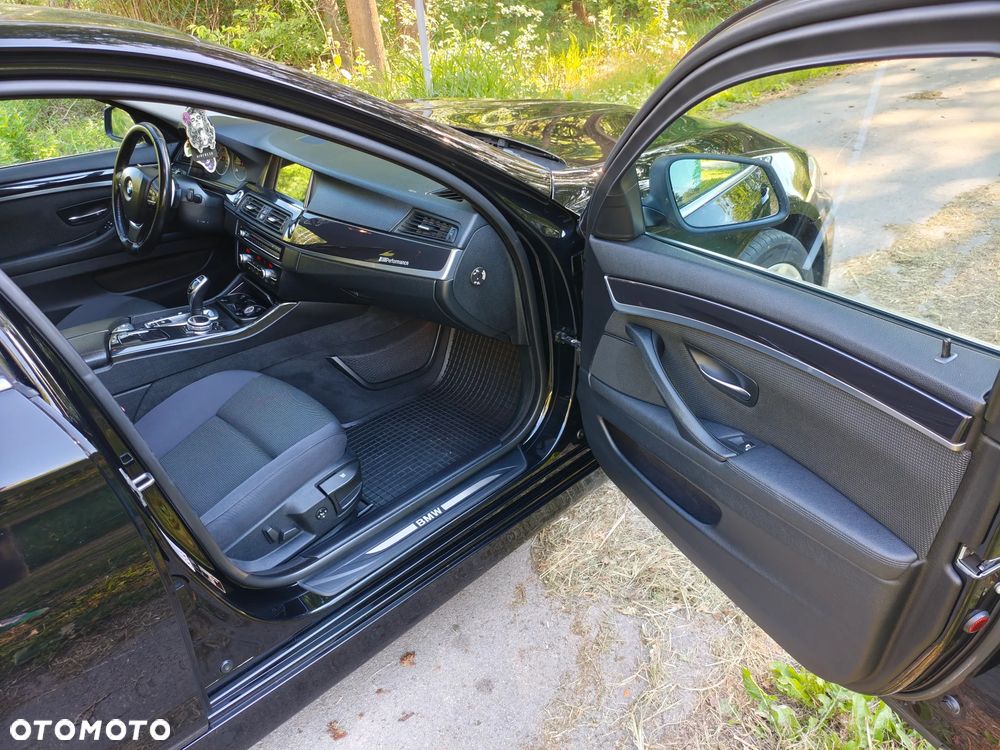 BMW Seria 5 525d xDrive - 14