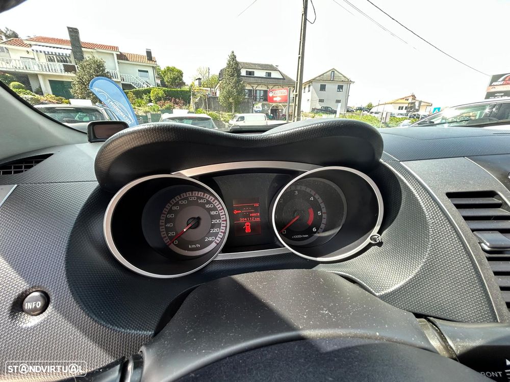 Mitsubishi Outlander 2.0 DI-D Intense+ 4WD - 12